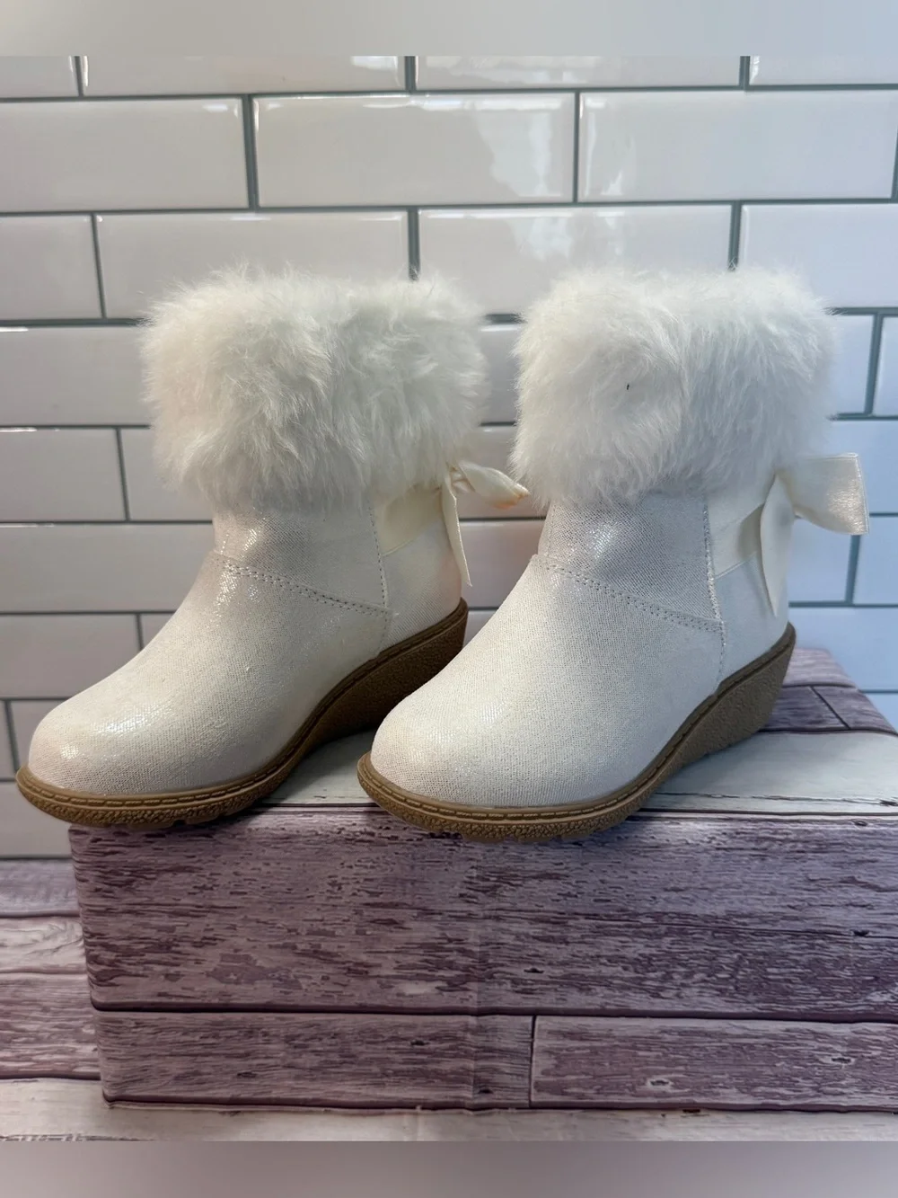 GYMBOREE Boots White Metallic Faux Fur Trim Toddler size 10 Bow On Back